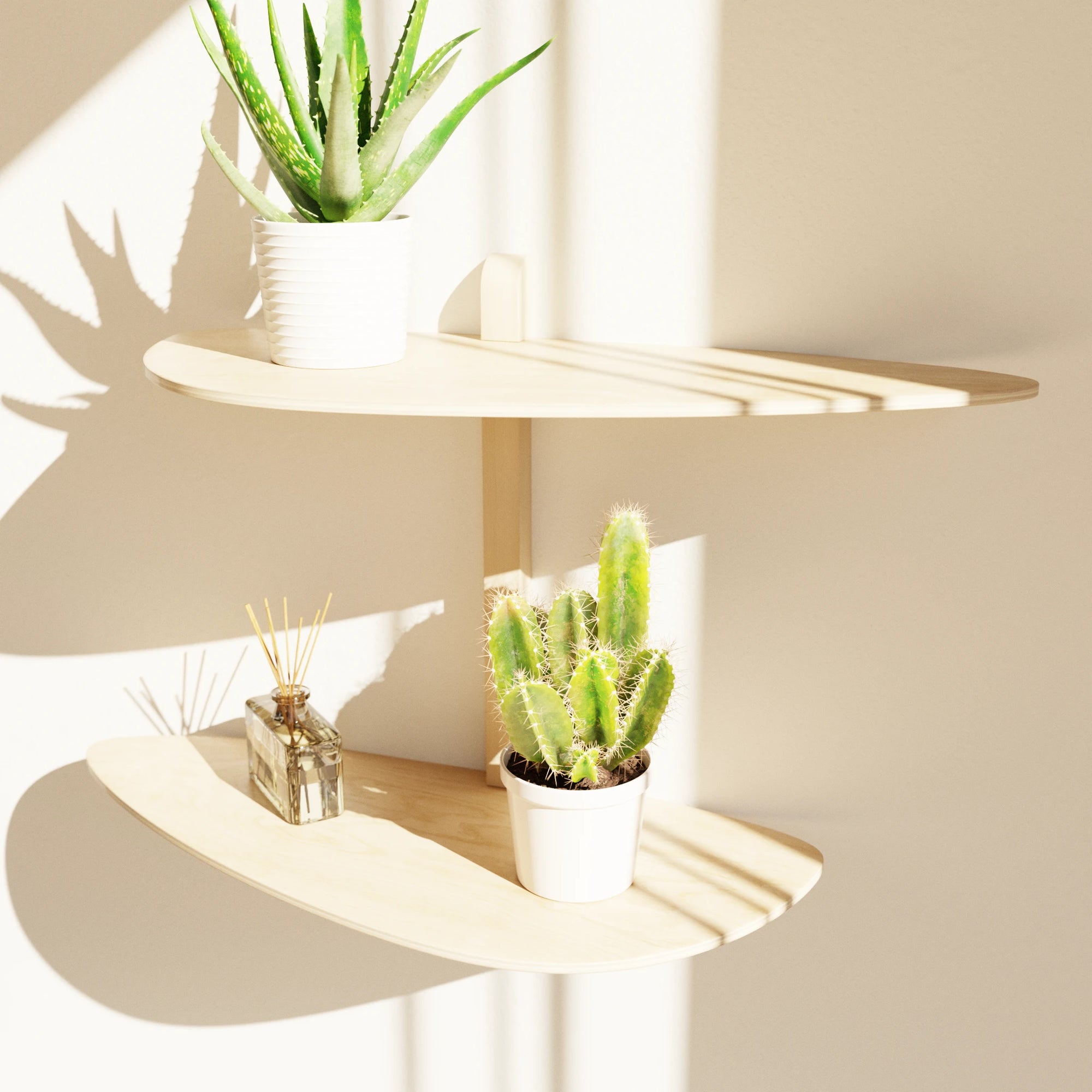 Étagère murale modulaire en bois clair à trois niveaux pour plantes, fixée sur un support central vertical.