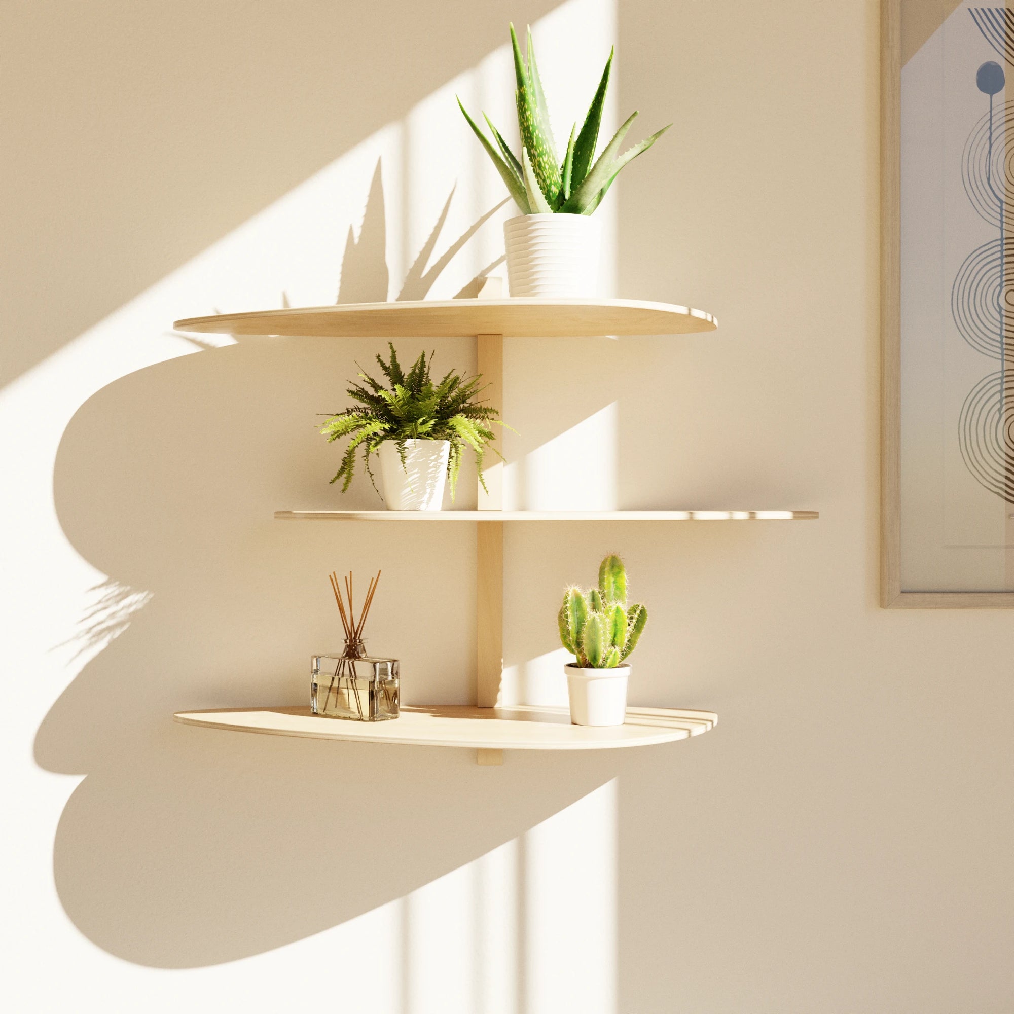 Étagère murale modulaire en bois clair à trois niveaux pour plantes, fixée sur un support central vertical.