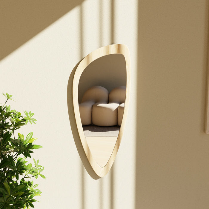 Miroir mural de forme organique asymétrique avec cadre en bois clair