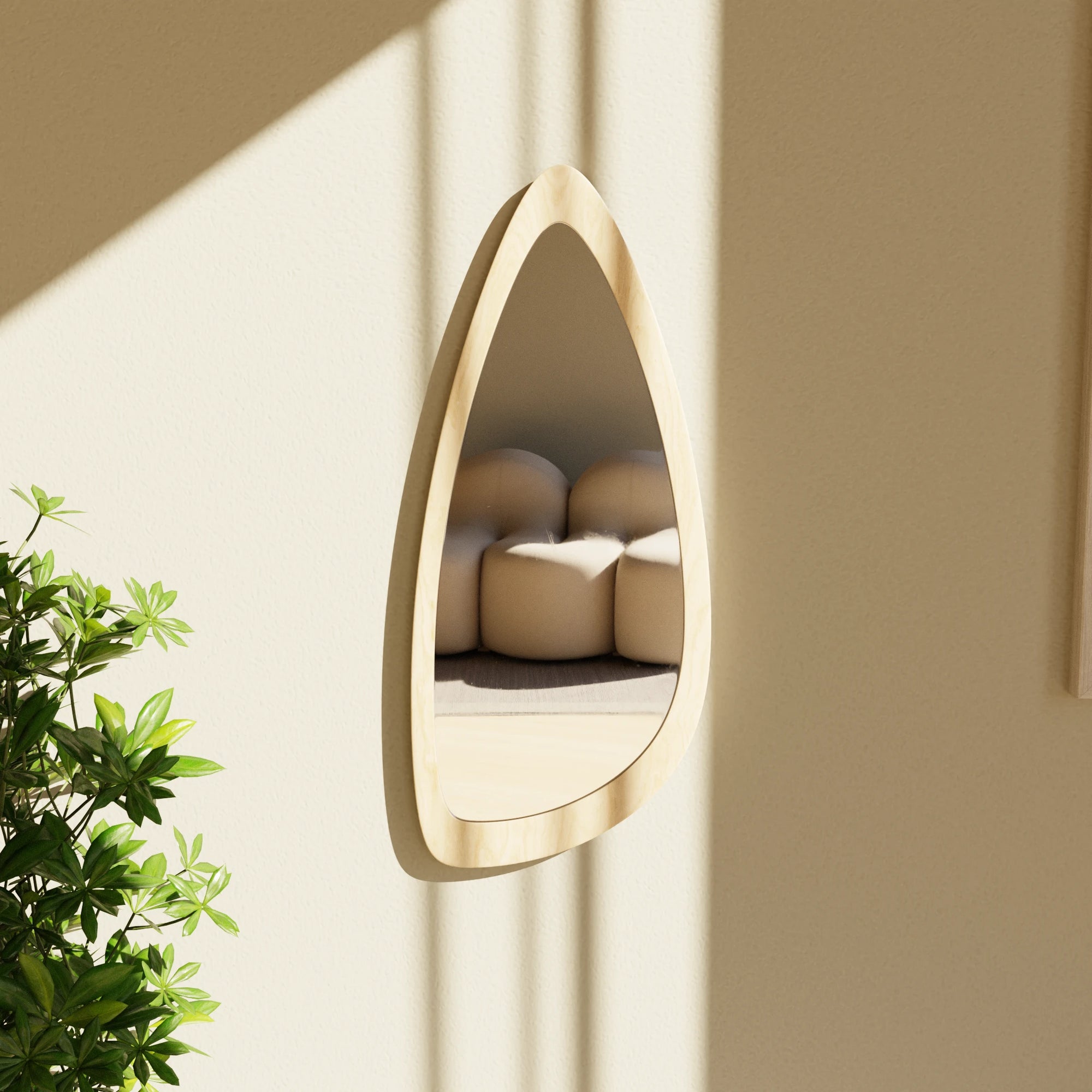 Miroir mural de forme organique asymétrique avec cadre en bois clair