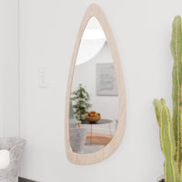 Miroir mural de forme organique asymétrique avec cadre en bois clair