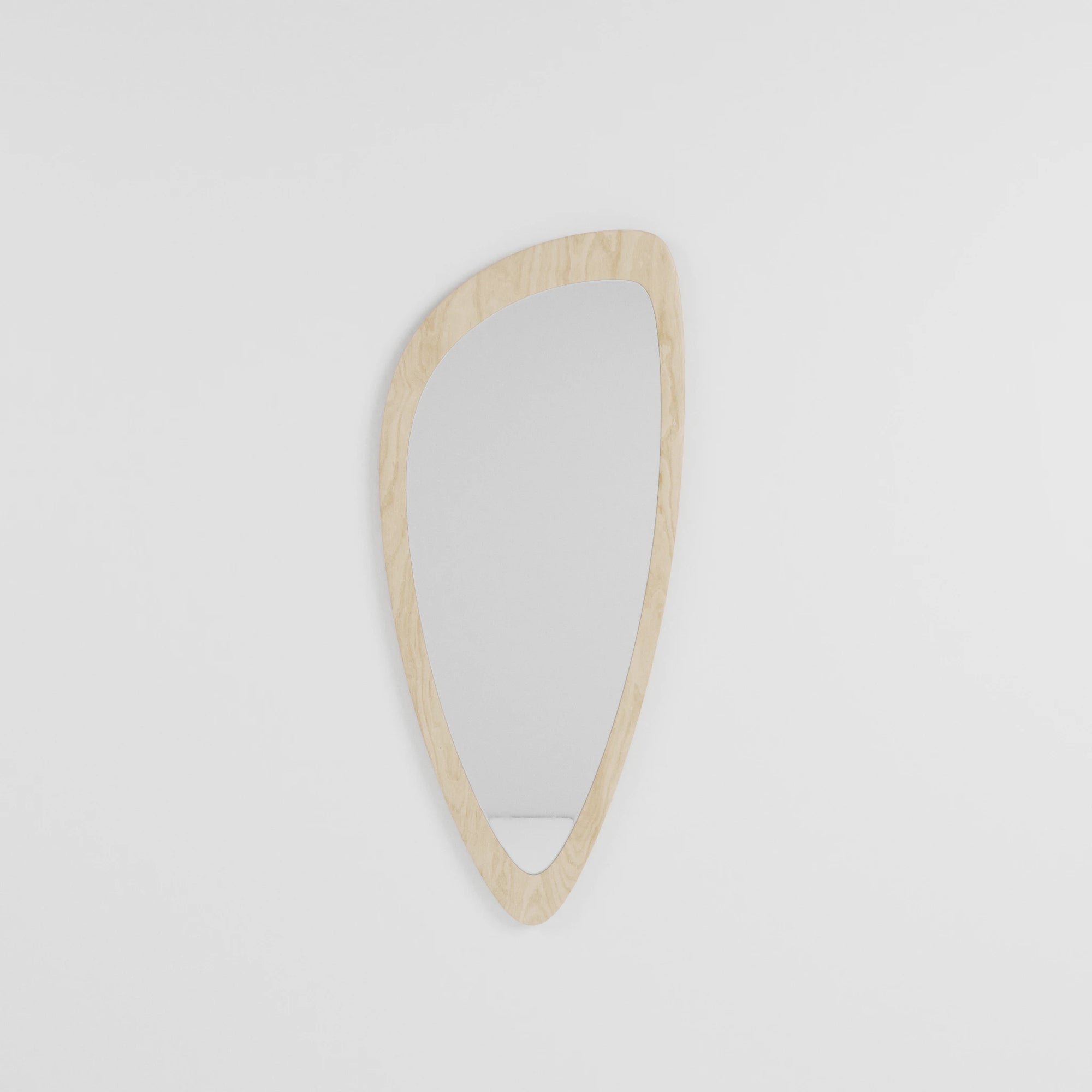 Miroir mural de forme organique asymétrique avec cadre en bois clair