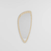 Miroir mural de forme organique asymétrique avec cadre en bois clair