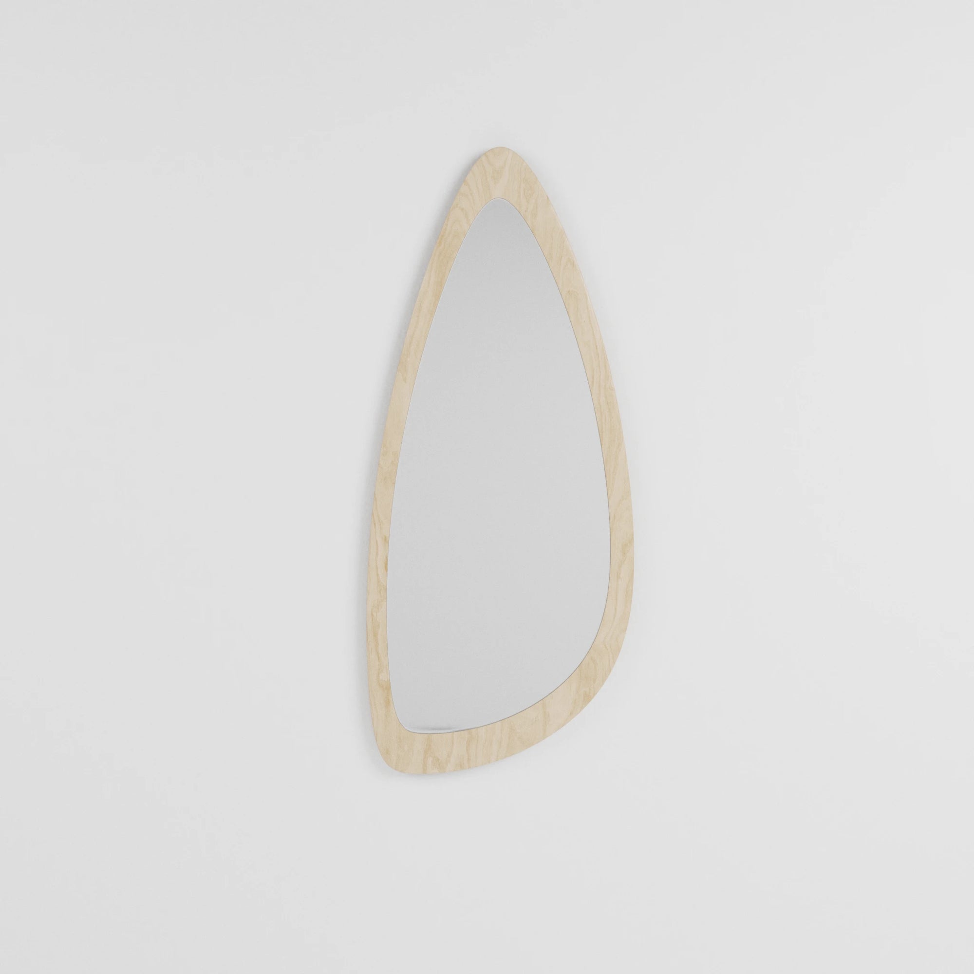Miroir mural de forme organique asymétrique avec cadre en bois clair