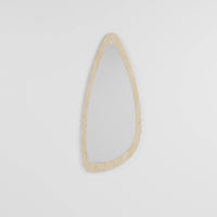 Miroir mural de forme organique asymétrique avec cadre en bois clair