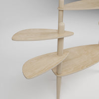 Étagère modulaire en bois clair à plusieurs niveaux pour plantes, conçue pour s'adapter et s'ajouter aux tables Canopée Design.