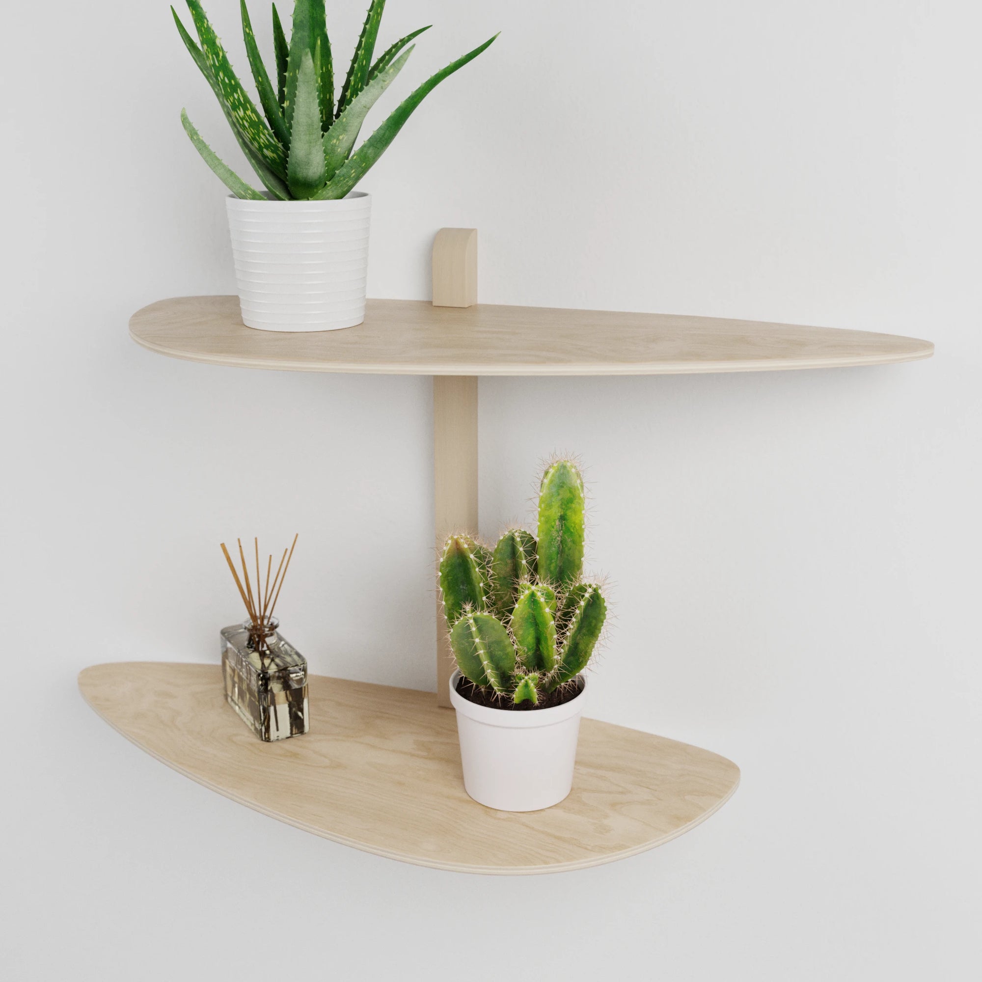 Étagère murale modulaire en bois clair à trois niveaux pour plantes, fixée sur un support central vertical.