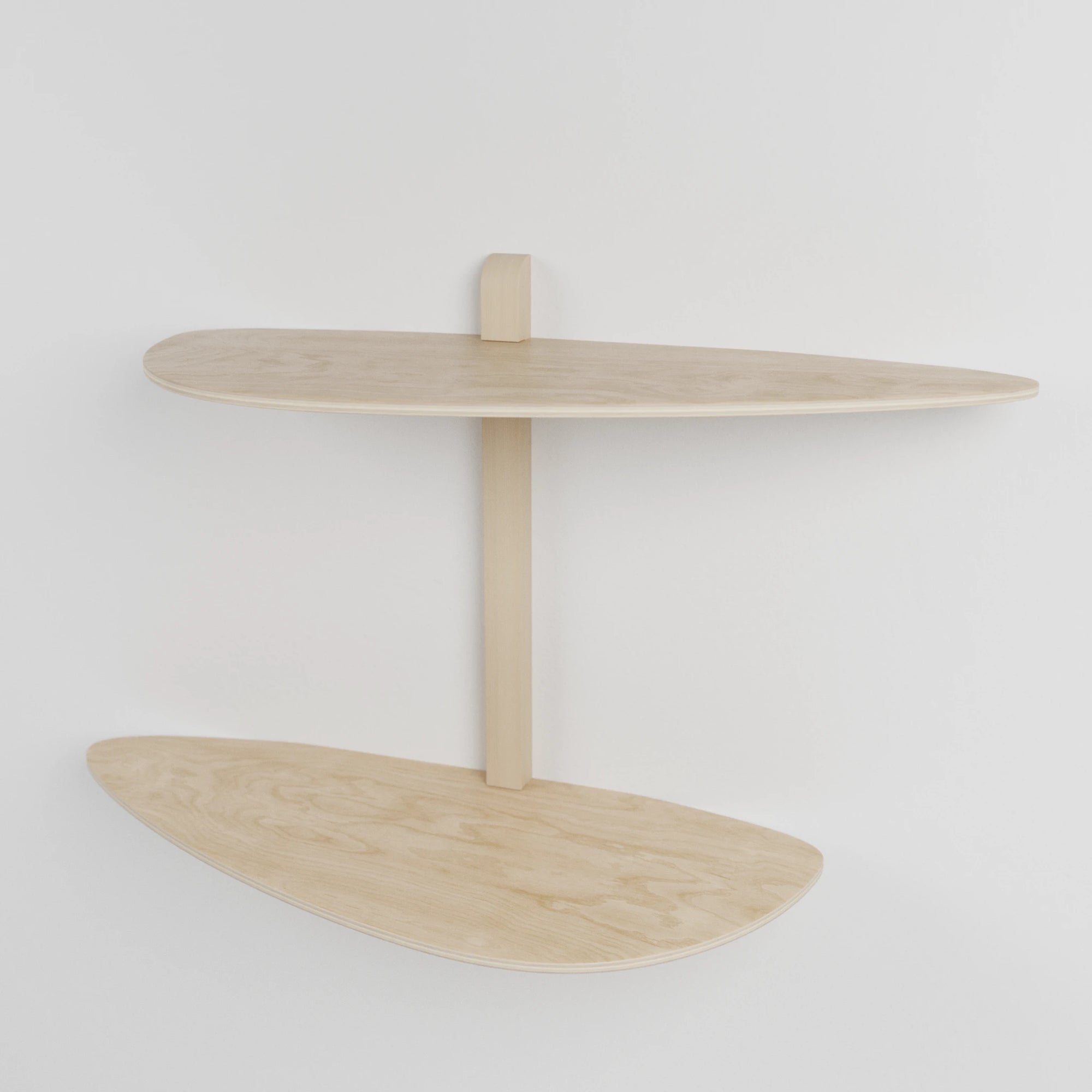 Étagère murale modulaire en bois clair à trois niveaux pour plantes, fixée sur un support central vertical.