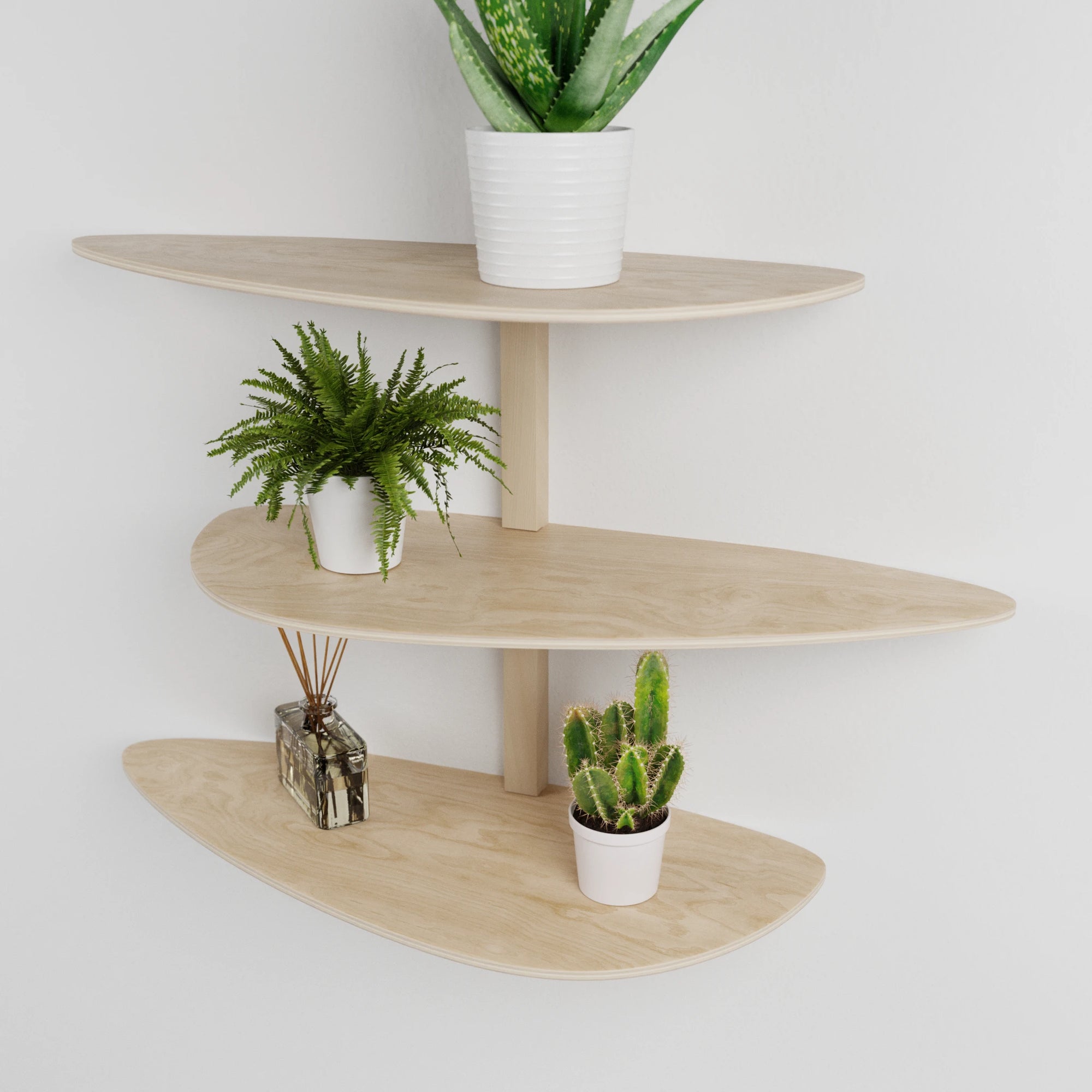 Étagère murale modulaire en bois clair à trois niveaux pour plantes, fixée sur un support central vertical.