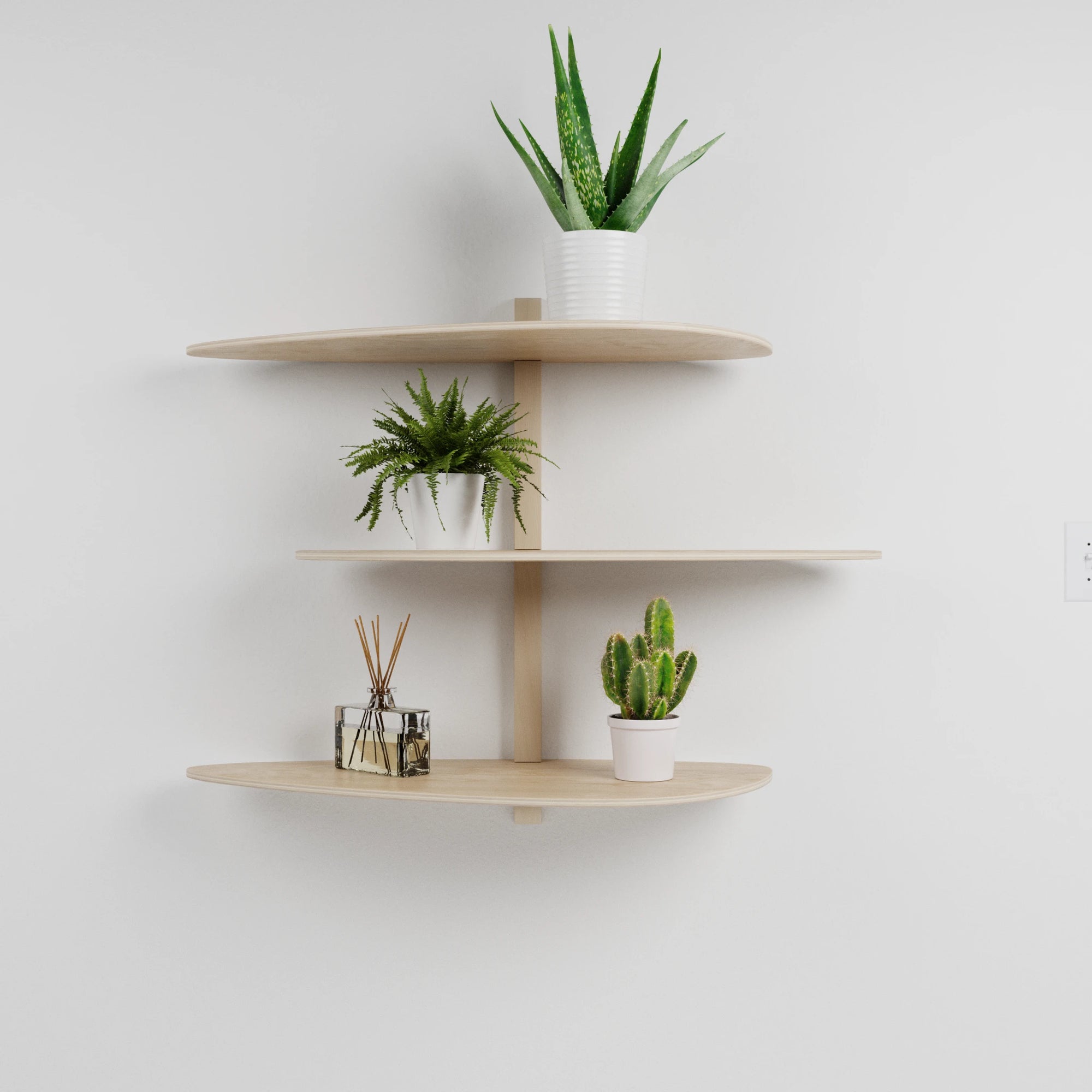 Étagère murale modulaire en bois clair à trois niveaux pour plantes, fixée sur un support central vertical.